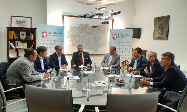 El presidente de la Diputación de León, Eduardo Morán, ha recibido este viernes al Comité Ejecutivo de la Cámara de Comercio de León