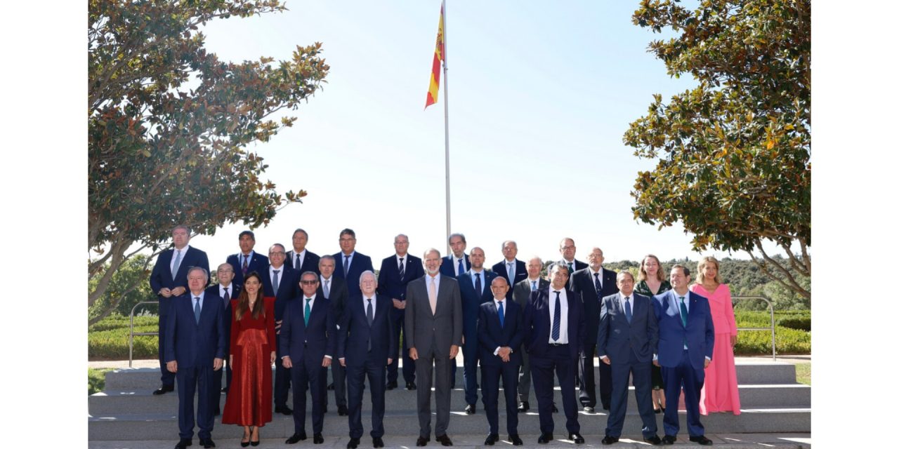 El Consejo de Cámaras de Castilla y León entrega a S.M. el Rey la primera Medalla de Honor