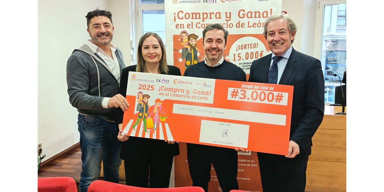 Roberto Martínez se alza con el premio de 3.000 euros de la campaña “Compra y Gana” en el comercio de León
