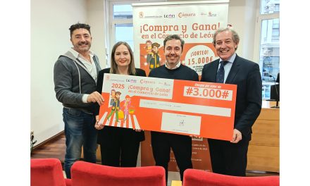 Roberto Martínez se alza con el premio de 3.000 euros de la campaña “Compra y Gana” en el comercio de León