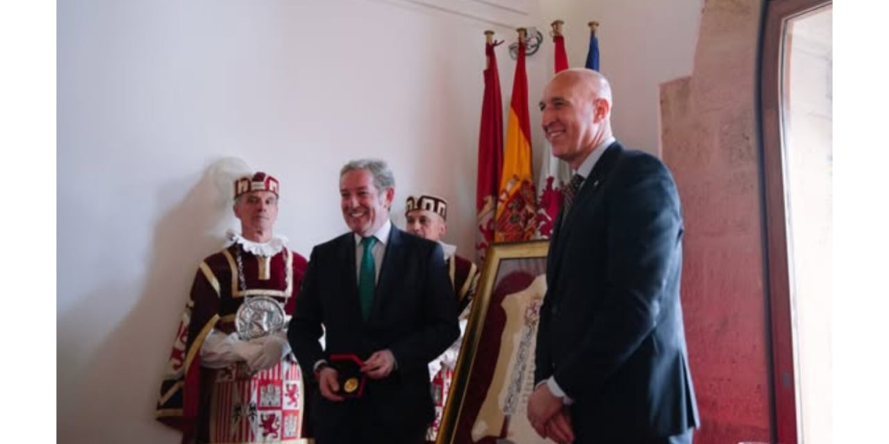 MEDALLA DE ORO DE LA CIUDAD DE LEÓN PARA LA CÁMARA DE COMERCIO