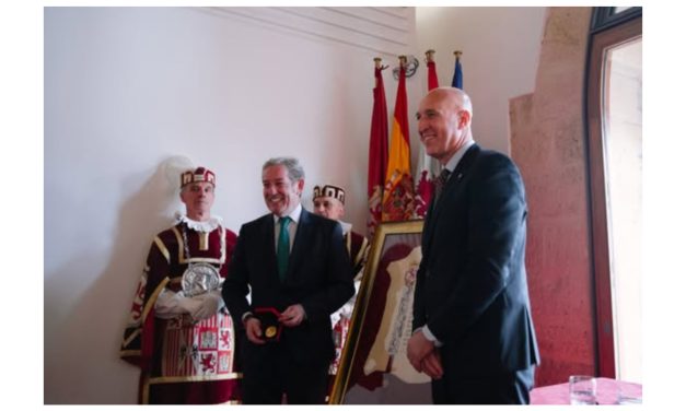 MEDALLA DE ORO DE LA CIUDAD DE LEÓN PARA LA CÁMARA DE COMERCIO